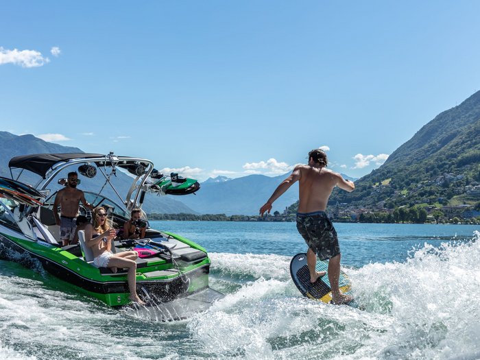 Sports nautiques sur le lac Majeur : été, lac et adrénaline Sports nautiques sur le lac Majeur : été, lac et adrénaline